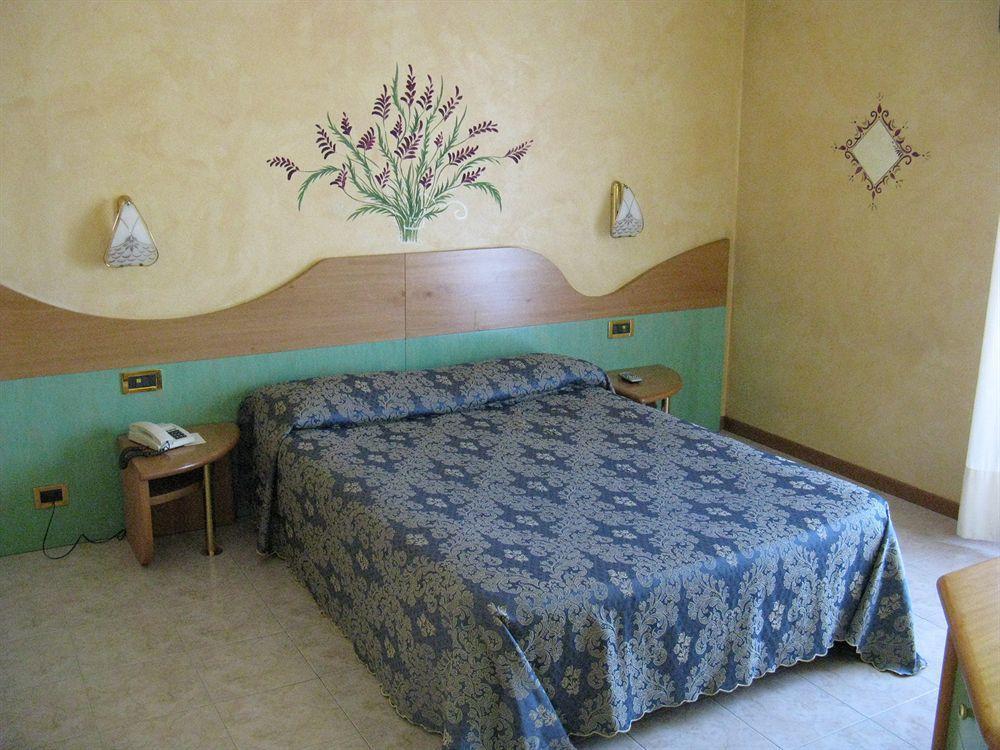 מונטיקיארי Hotel Faro מראה חיצוני תמונה